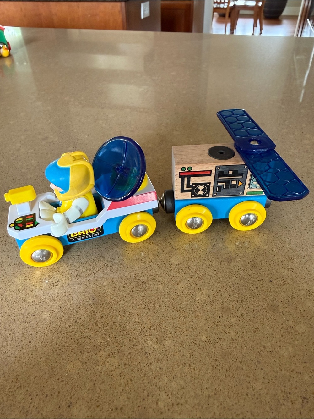Brio 33912 Satellite Explorer Car - Picture 3 of 3